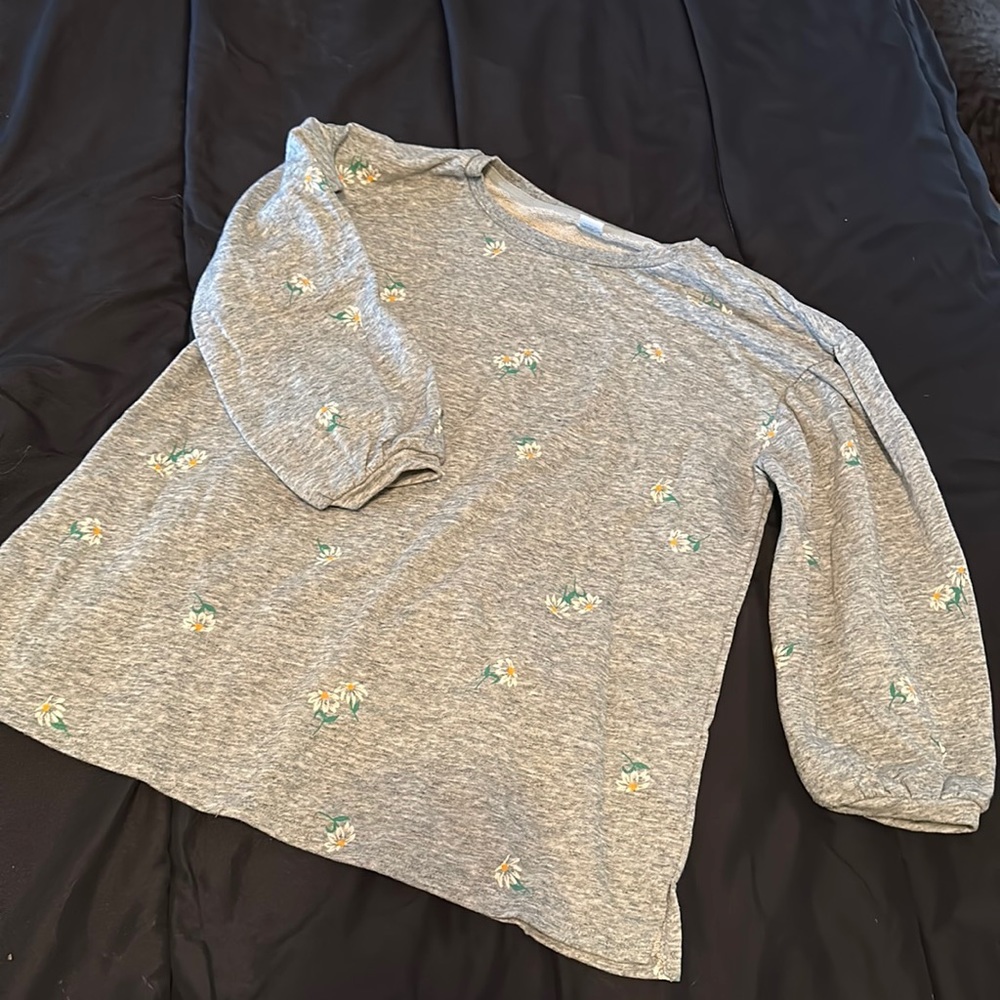 3 for $15 Old Navy Heather grey daisy top